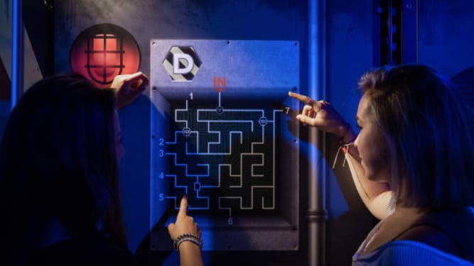 deux personne devant une enigme labyrinthe